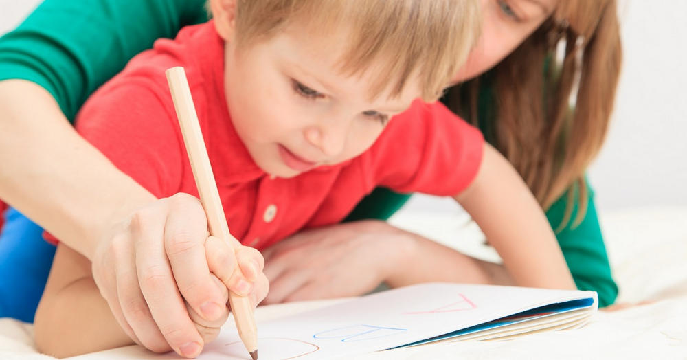 Ребенок учится писать