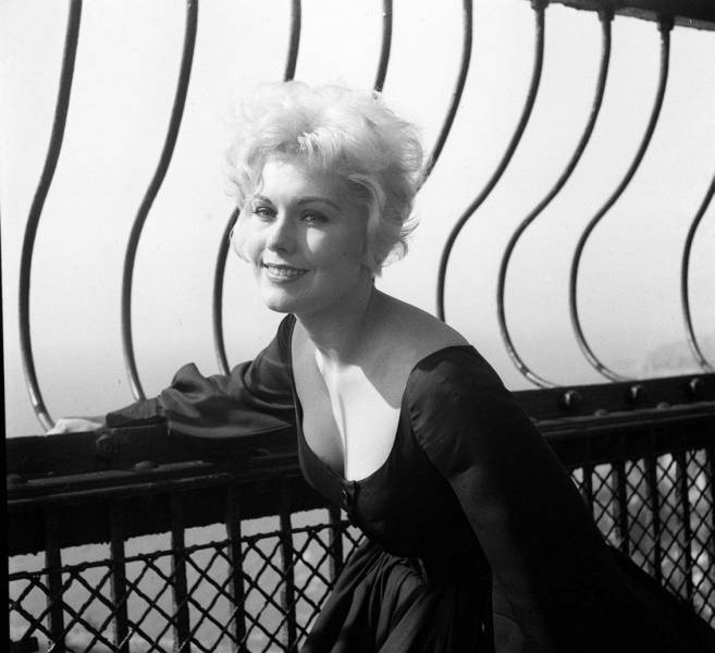 Ким Новак раскритиковала выбор Сидни Суини на главную роль в байопике «Scandalous!»