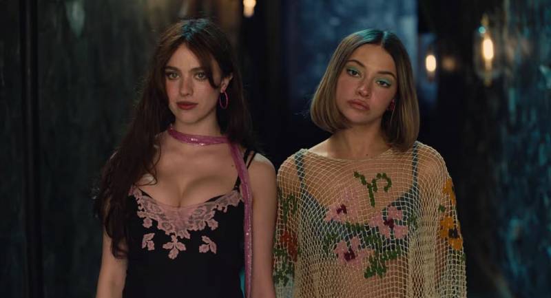 Маргарет Куолли и Мэдлин Клайн снялись в клипе Сабрины Карпентер