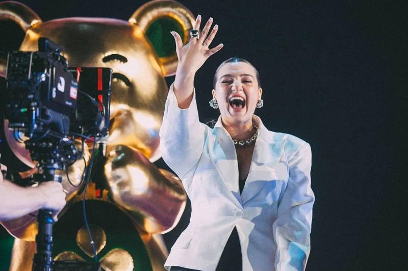 Поклонники Димы Билана обручились на сцене прямо во время концерта