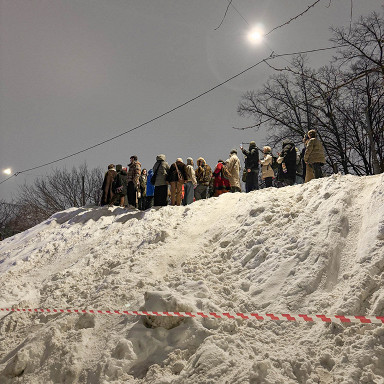 В Москве прошел модный показ в сугробе в память о Минской дюне